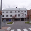 V t�to budov� je u�ebna auto�koly